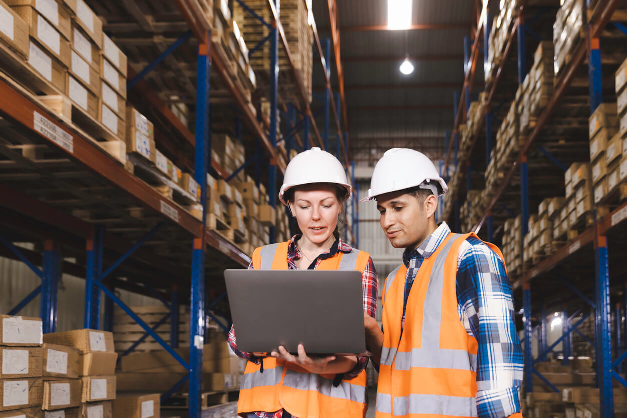 What To Wear To Your Warehouse Job (Warehouse Dress Code Tips) Extensiv |  